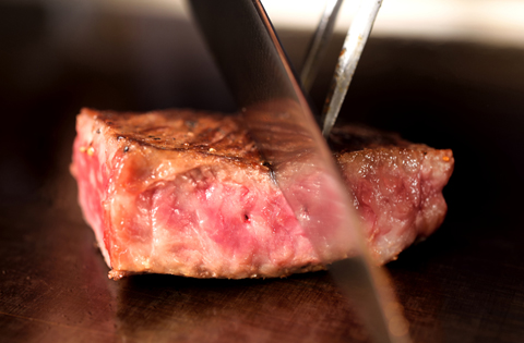ラトリエでは厳選されたブランド牛を鉄板で美味しく調理