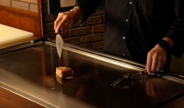 鉄板で焼かれるステーキ