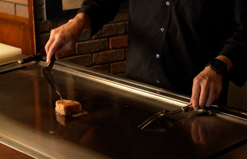 鉄板で焼かれたステーキ